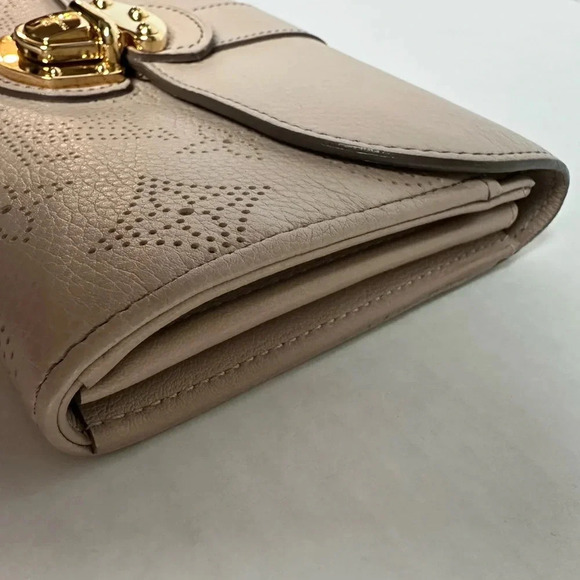 Authentic LOUIS VUITTON Mahina Amelia Wallet Beige Opal w/COA - Picture 8 of 15
